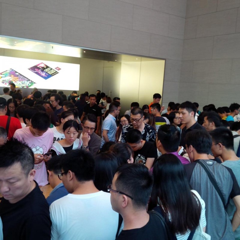 Tömeg a sanghaji Apple Store-ban, a legújabb iPhone megjelenésének másnapján